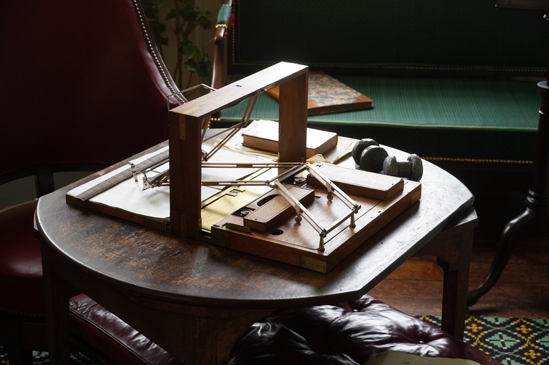 A polygraph lie detector device with multiple recording components