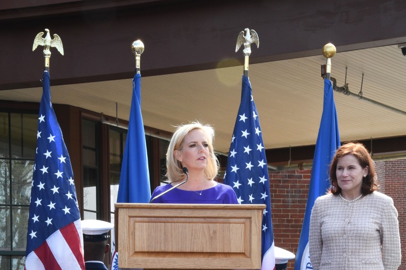 Official portrait of Representative Markwayne Mullin