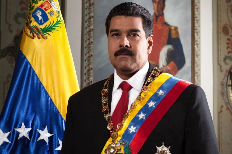Official portrait of Nicolás Maduro wearing presidential sash and Venezuelan flag