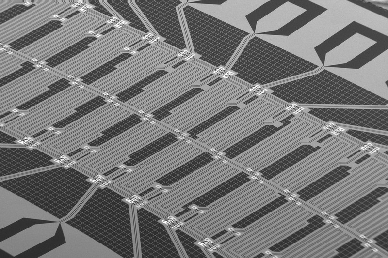 Scanning electron microscope image of a quantum chip with an array of superconducting qubits