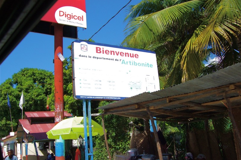 Welcome sign for the Artibonite Department in Haiti, reading 'Bienvenue dans le département de l'Artibonite'