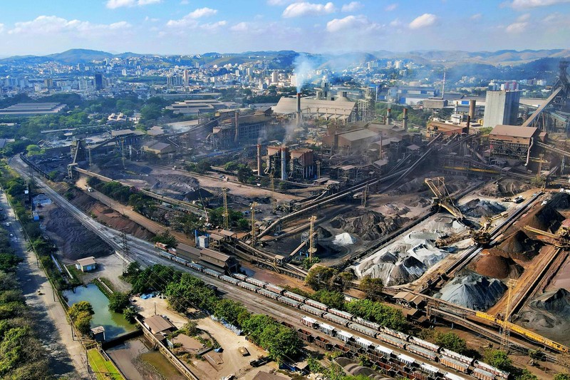 Aerial view of a large industrial complex in Saudi Arabia with smokestacks and processing facilities