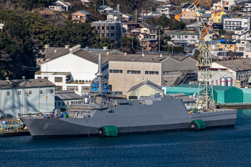 The Mogami-class frigate JS Yahagi under construction at Mitsubishi Heavy Industries Nagasaki Shipyard
