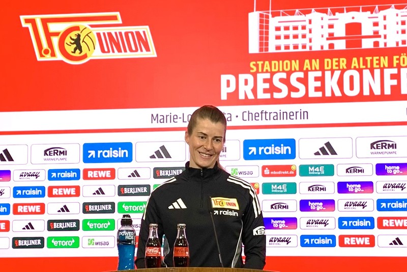 Marie-Louise Eta at a Union Berlin press conference podium