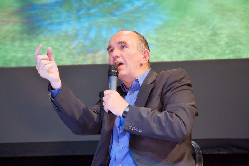 Peter Molyneux presenting on stage at Festival du jeu vidéo 2008 in Paris