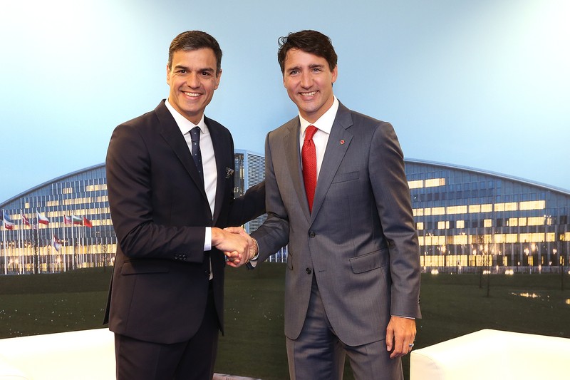 Spanish Prime Minister Pedro Sánchez shakes hands with Canadian Prime Minister Justin Trudeau at a NATO summit.