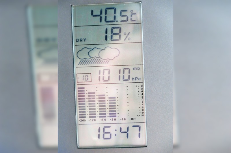Digital weather station display showing 40.5°C in Paris with 18% humidity